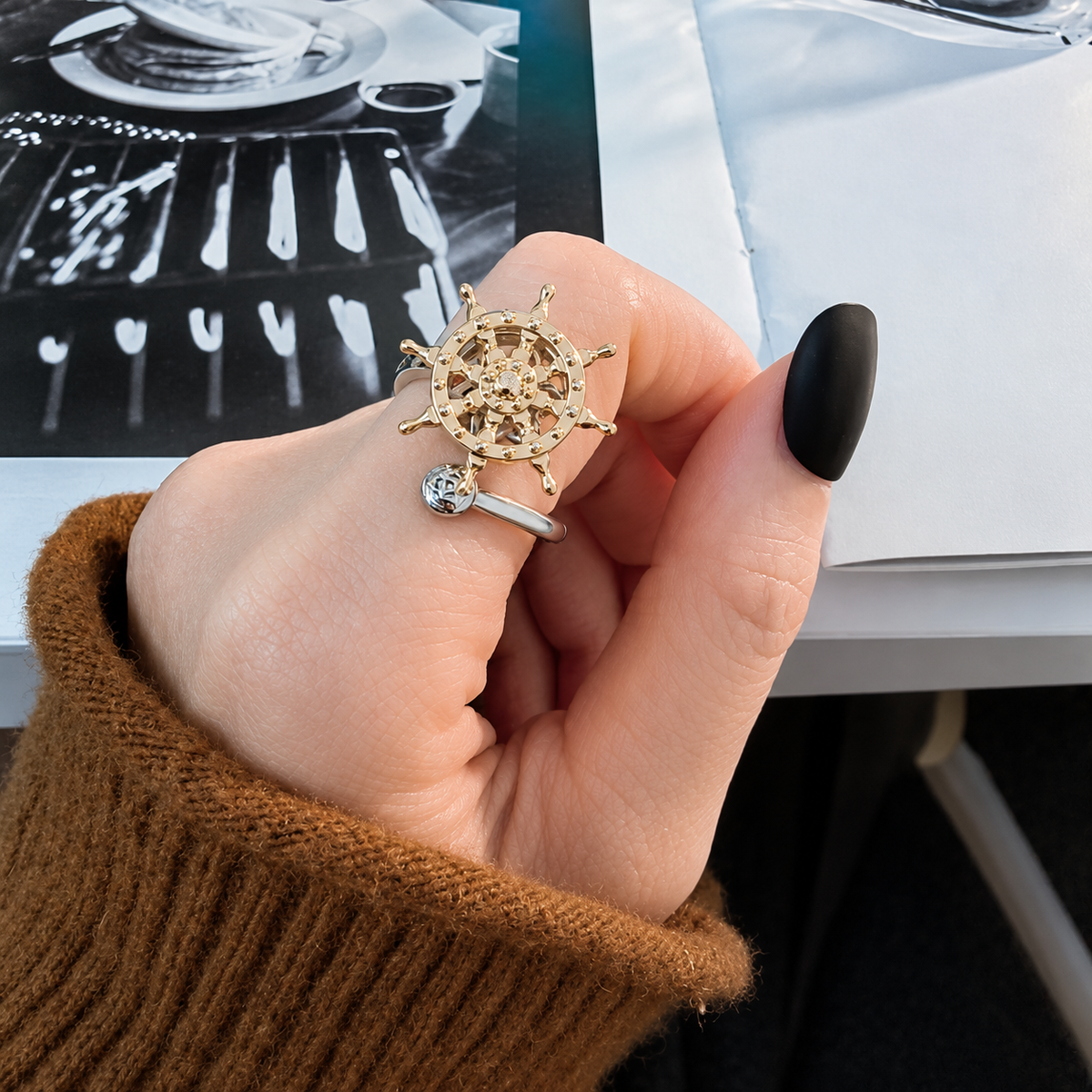 Bague anti-stress rotative Gouvernail portée au doigt