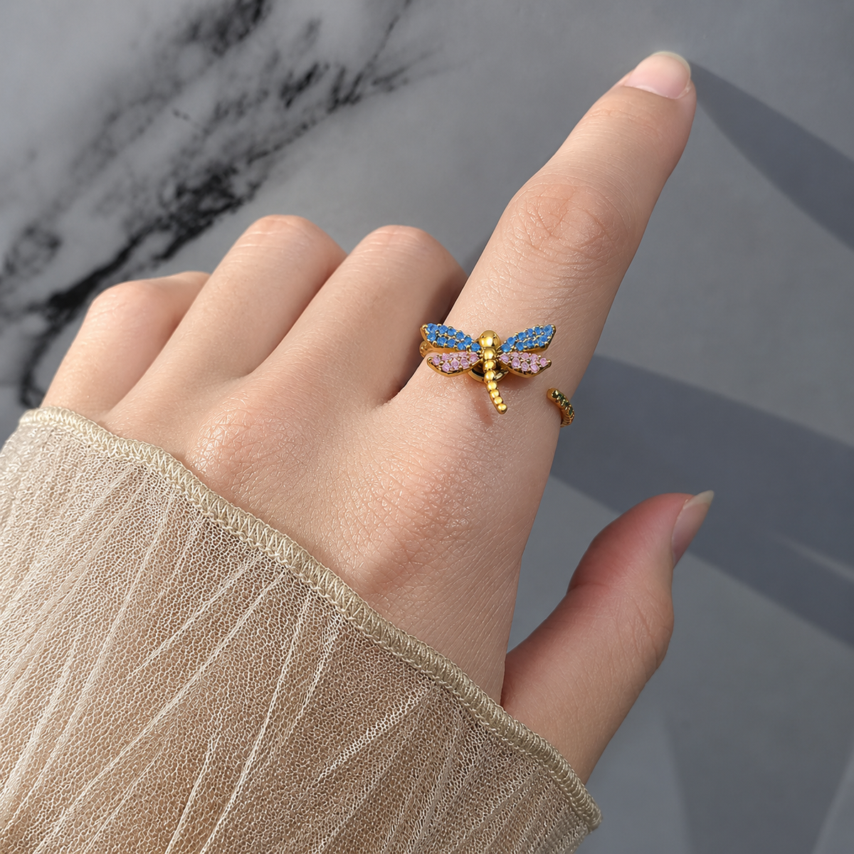 Bague anti-stress rotative Libellule portée au doigt