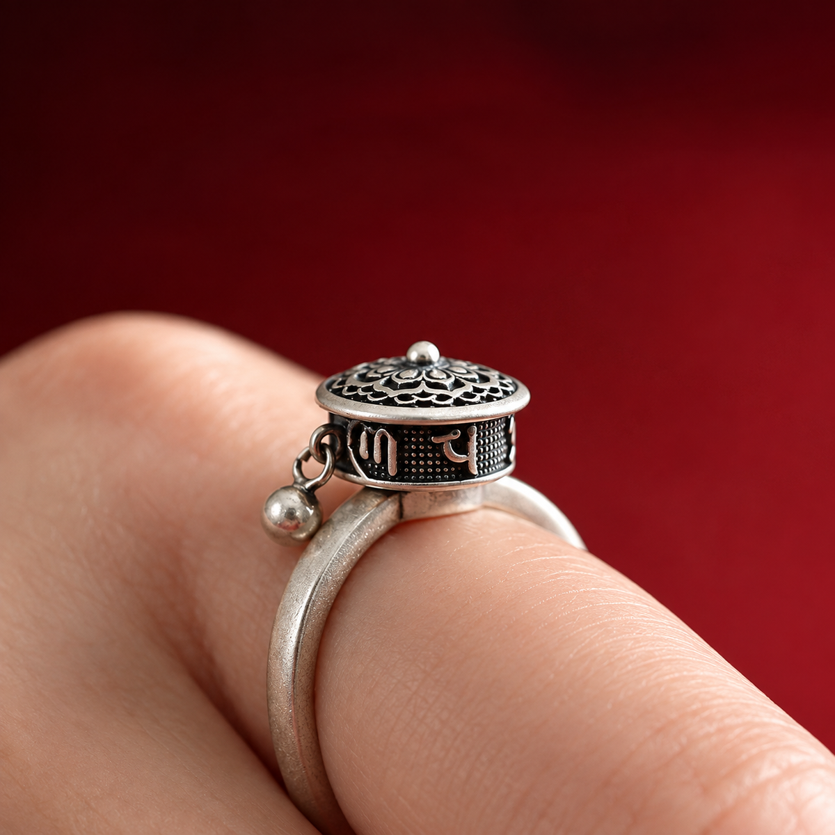 Bague anti-stress rotative Lotus Sacré portée au doigt