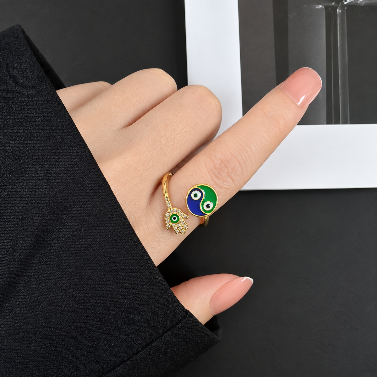 Bague anti-stress rotative Main Fatma, médaillon yin yang émaillé vert et bleu nuit, main de Fatma pavée, portée au doigt