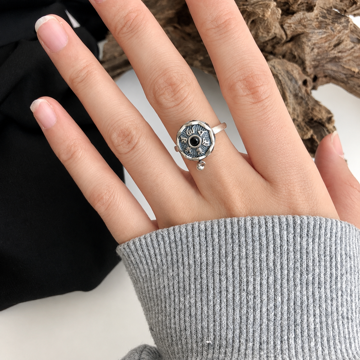 Bague anti-stress rotative Mantra portée au doigt