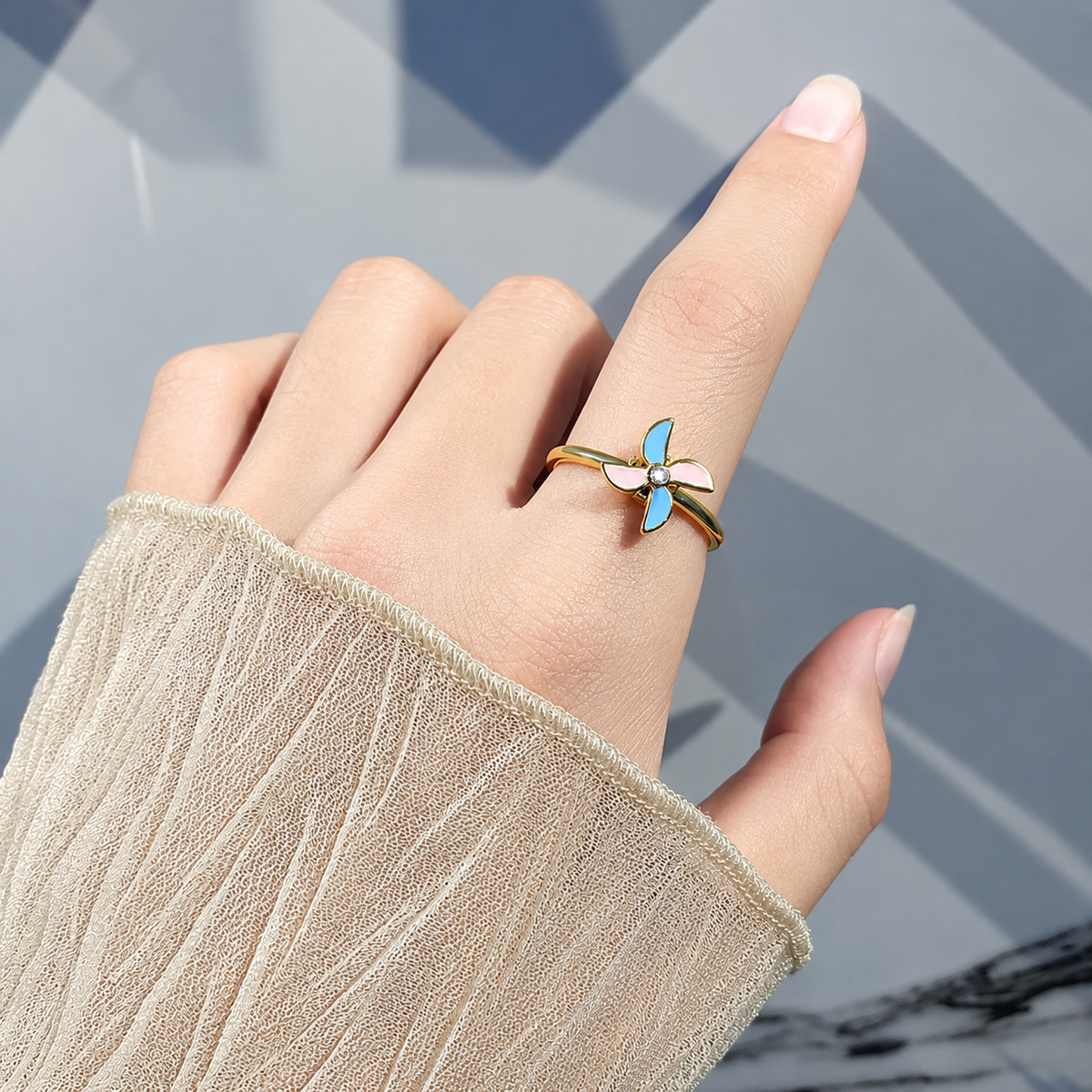 Bague anti-stress rotative Moulin couleur or portée au doigt