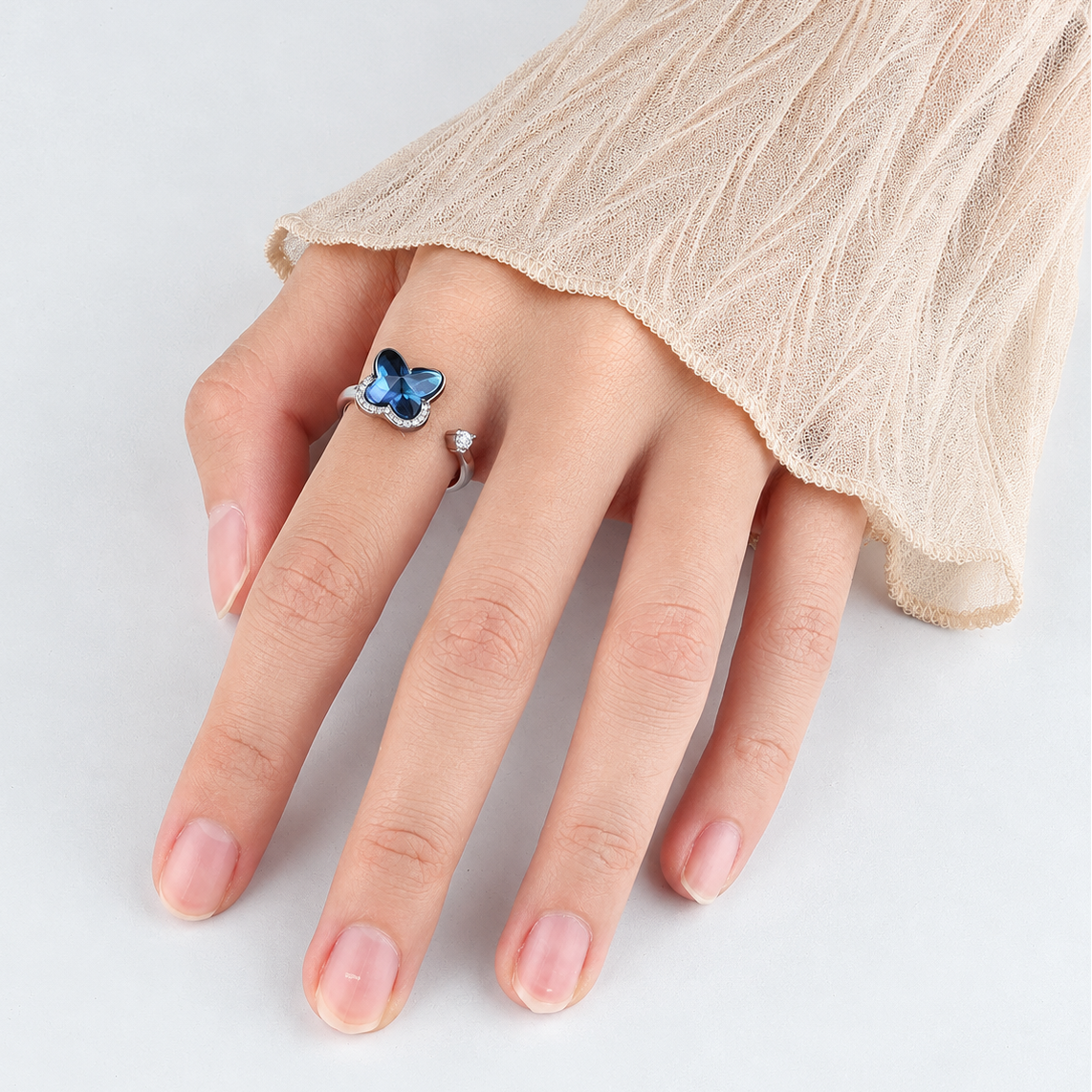 Bague anti-stress rotative Papillon Galactique couleur argent portée au doigt