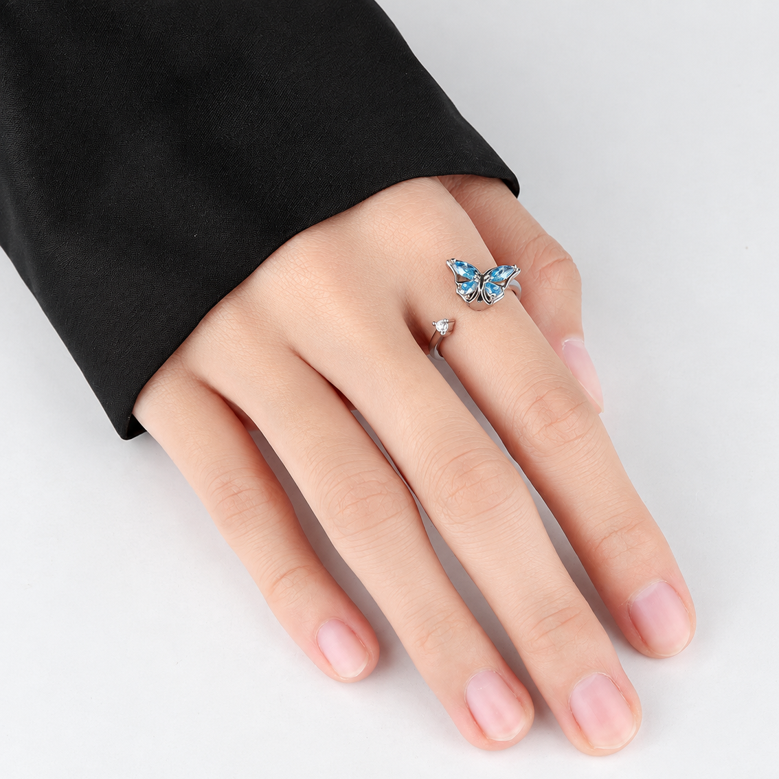 Bague anti-stress rotative Papillon Luisant couleur argent portée au doigt