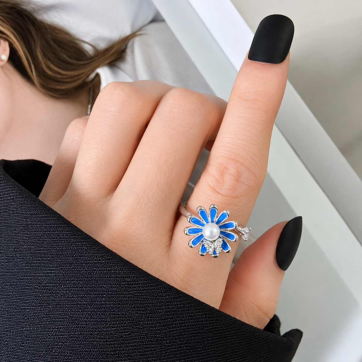 Bague anti-stress rotative Papillon Printanier portée au doigt