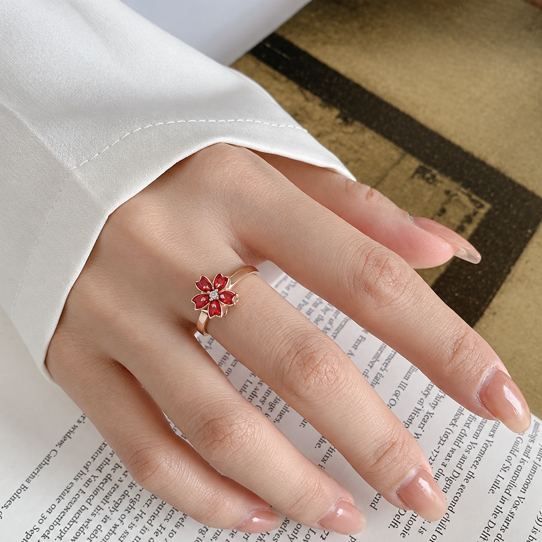 Bague anti-stress rotative Pétale Ardente portée au doigt