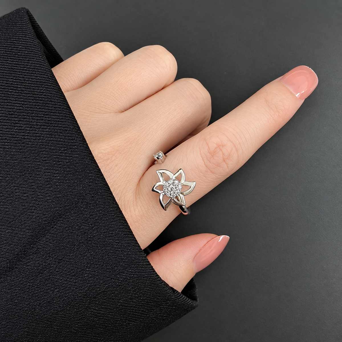 Bague anti-stress rotative Pétale Tranchante portée par une femme.
