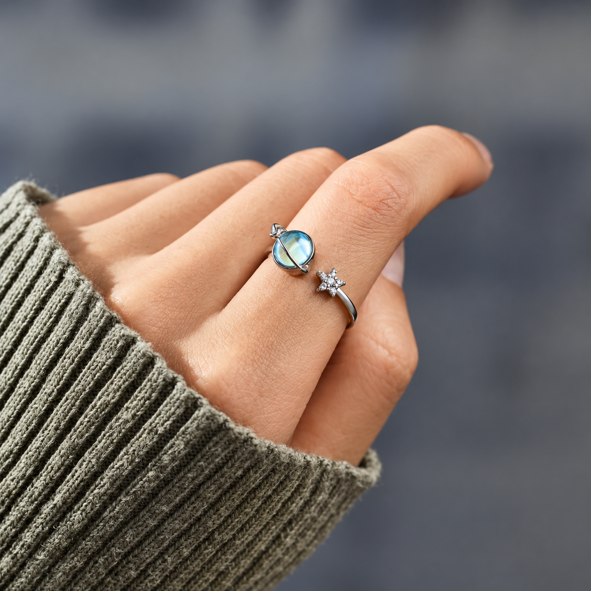 Bague anti-stress rotative Reflet Lunaire portée au doigt