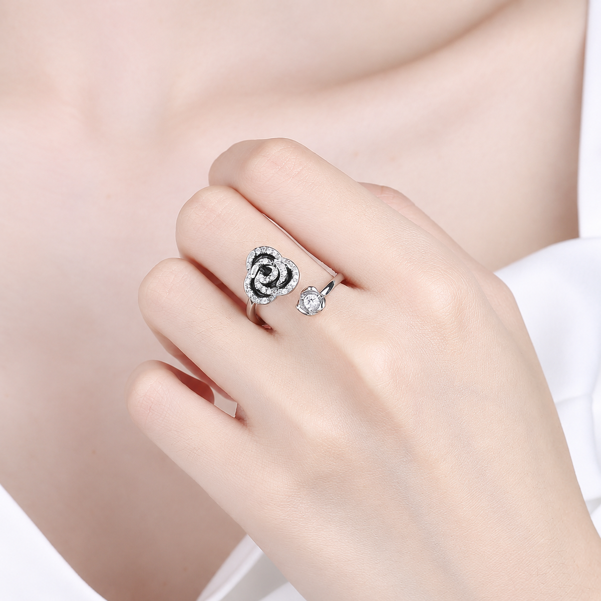 Bague anti-stress rotative Rose couleur argent portée au doigt