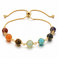 Bracelet 7 Chakras Fashion, chaîne dorée à sept perles enroulées de fil doré, fermoir coulissant
