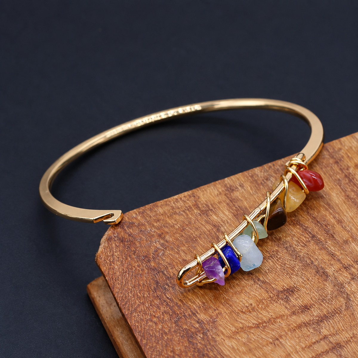 Bracelet 7 Chakras Luxara, jonc doré orné de sept éclats de pierres enroulés de fil doré