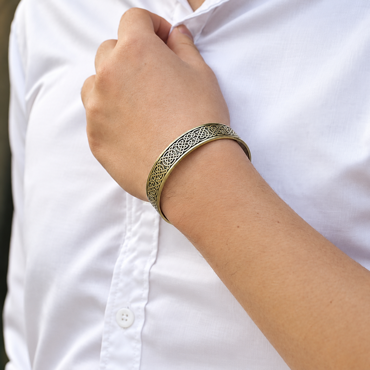 Bracelet magnétique Celtique porté par un homme.