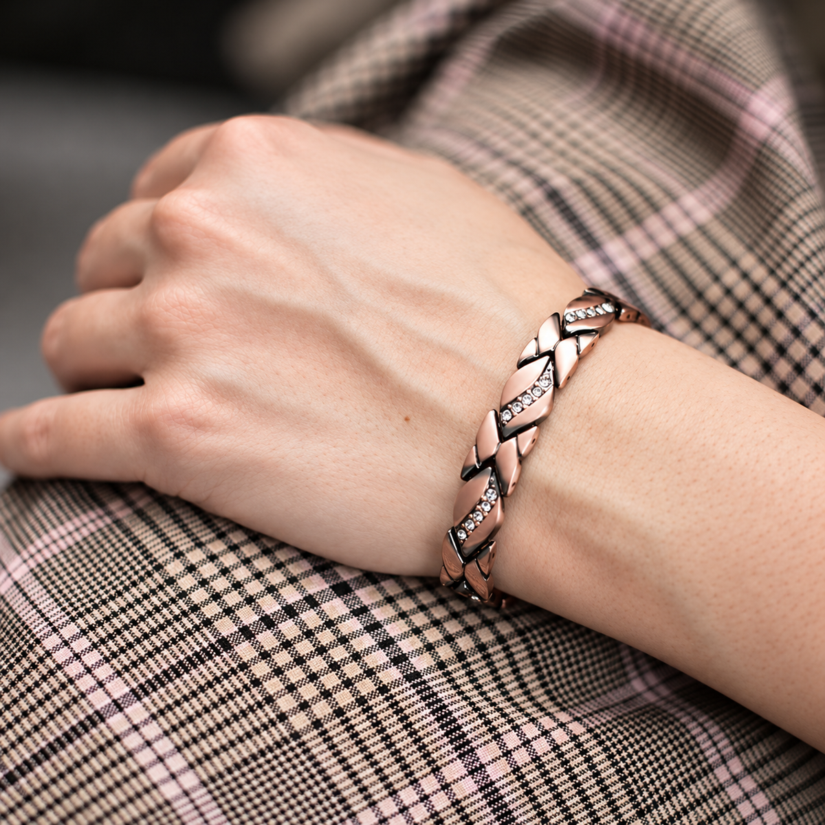 Bracelet magnétique Coquis porté par un homme.