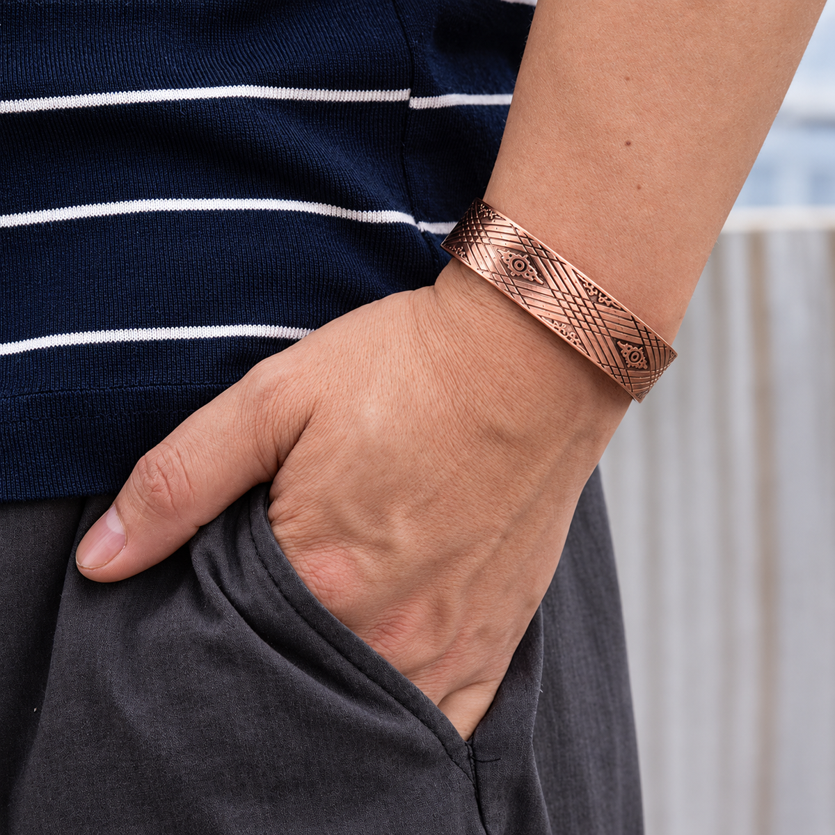 Bracelet magnétique Elise porté par un homme.