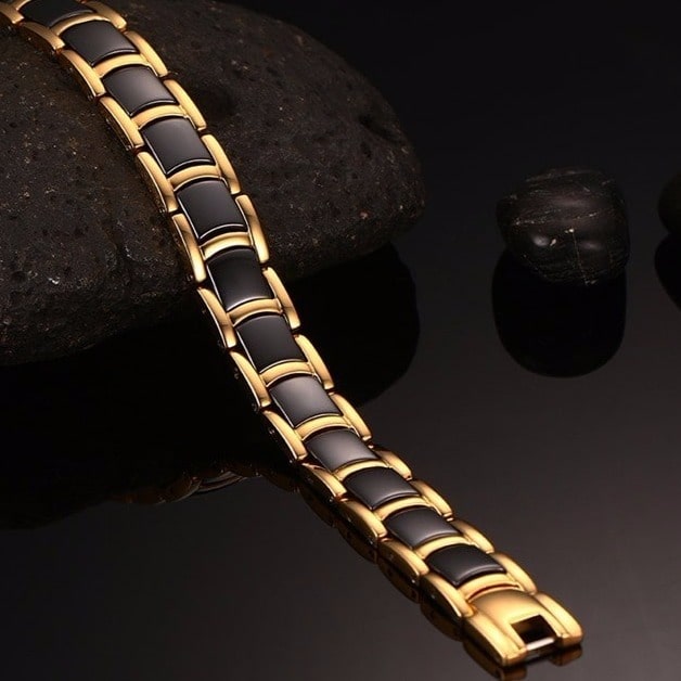 Bracelet magnétique Quilus, maillons dorés incrustés de plaques noires