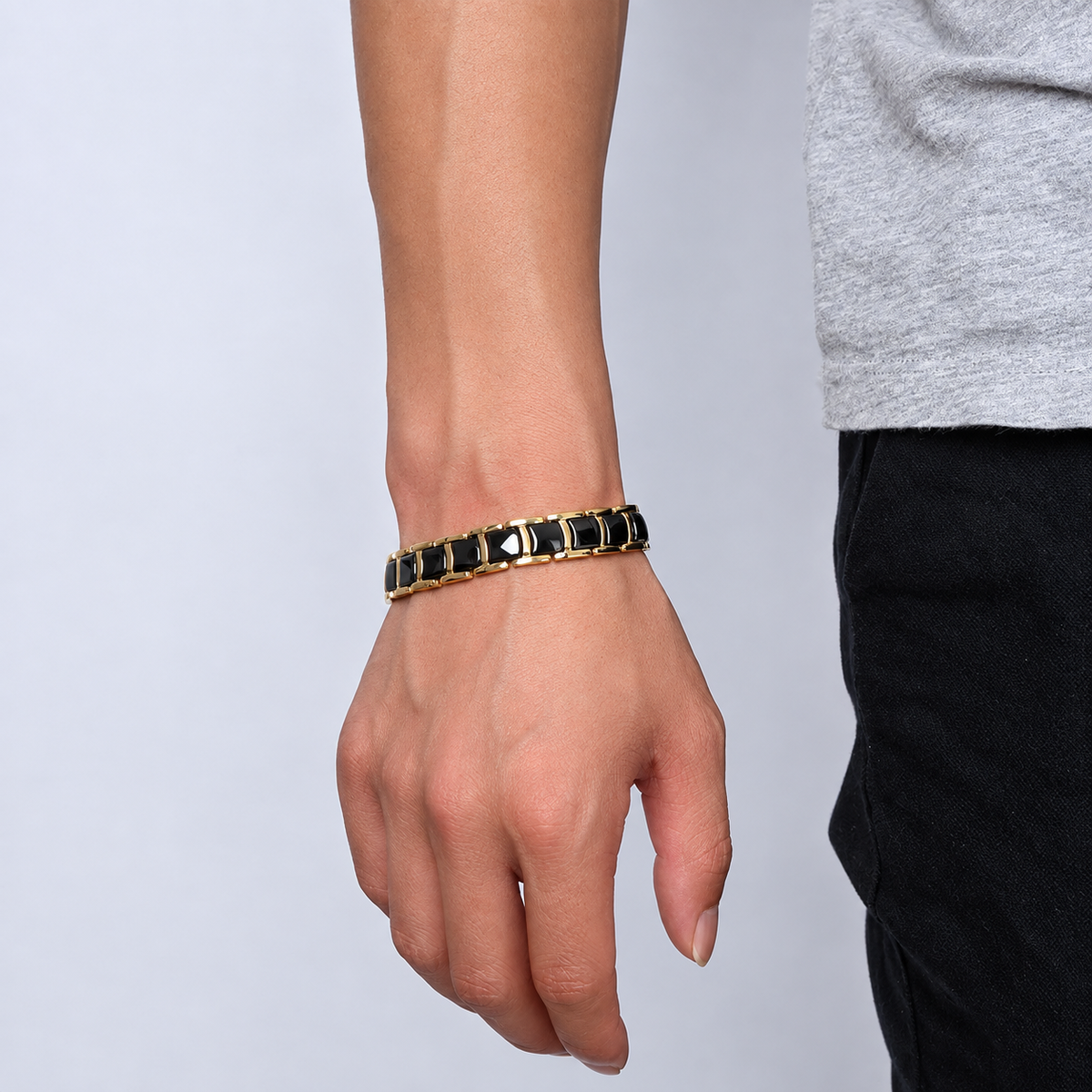Bracelet magnétique Quilus porté par un homme.