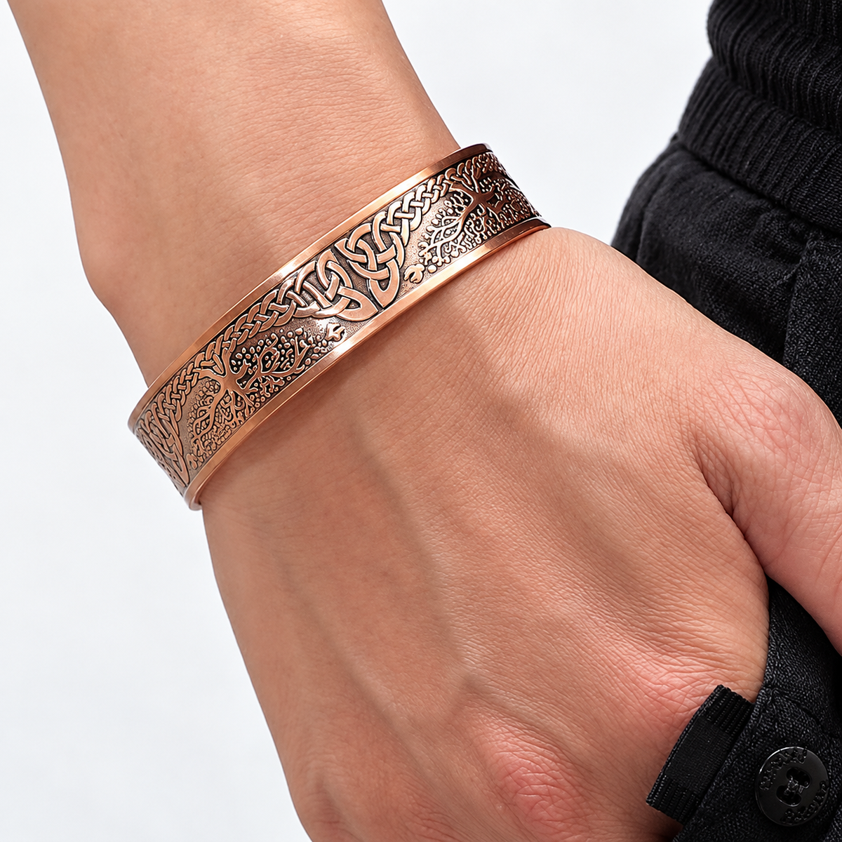 Bracelet magnétique Renaissance porté par un homme.