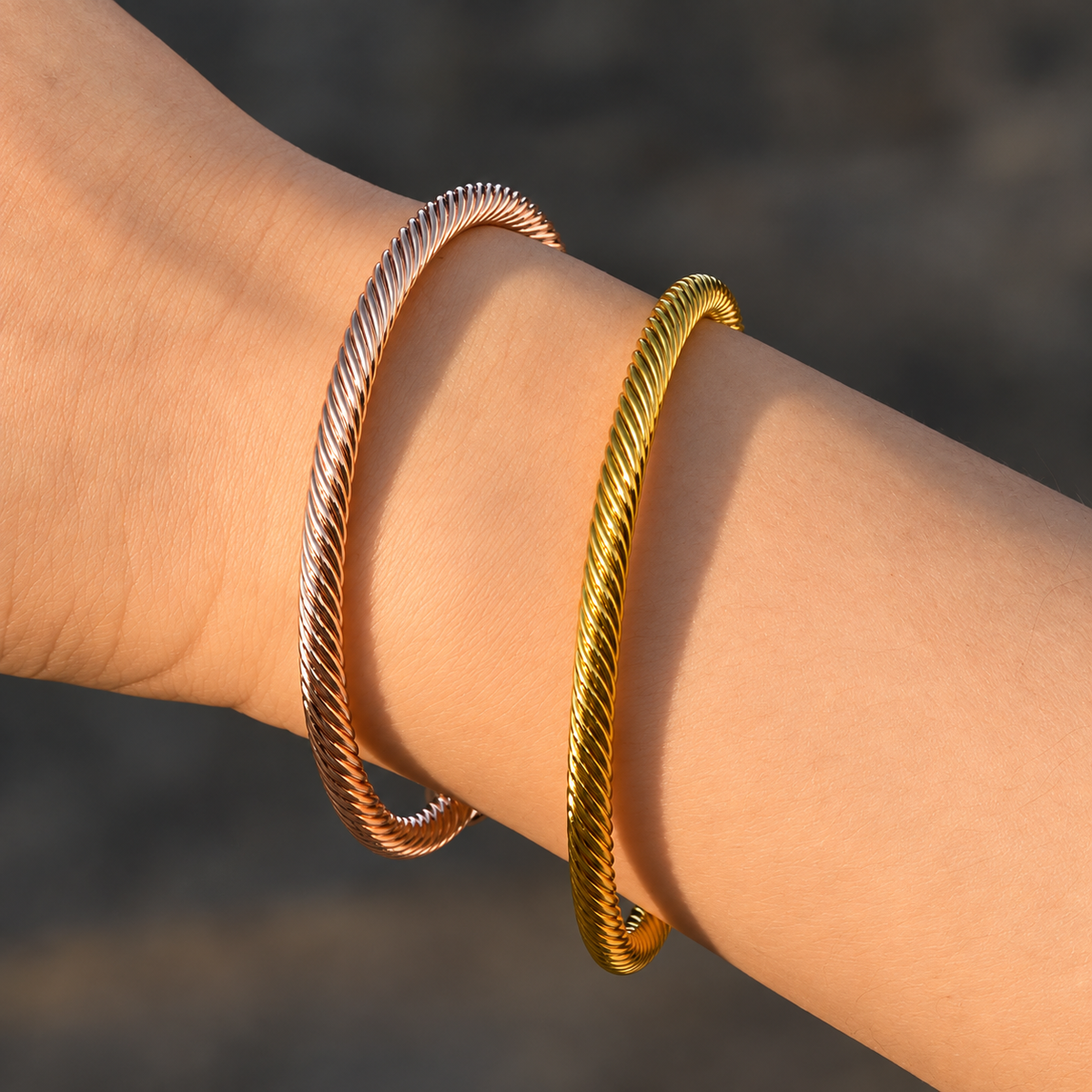 Bracelet magnétique Torsadé porté par une femme.