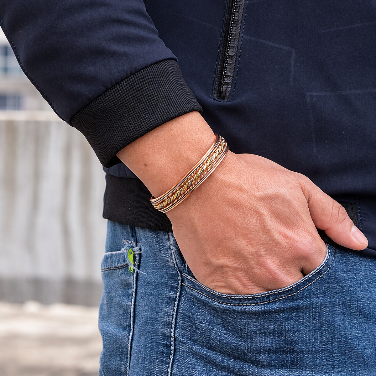 Bracelet magnétique Vintage porté par un homme.