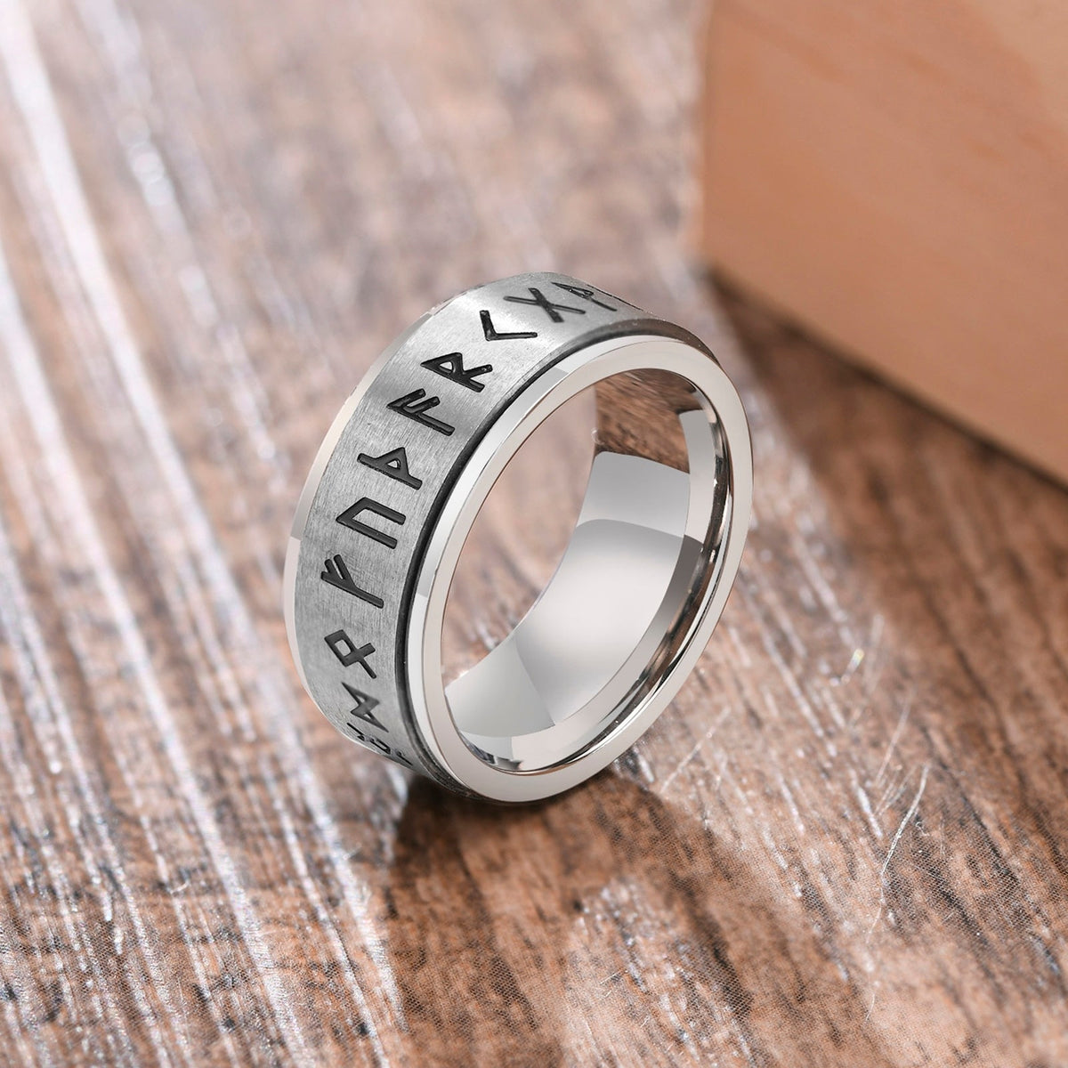Bague anti-stress à anneau tournant Alphabet Viking couleur argent..