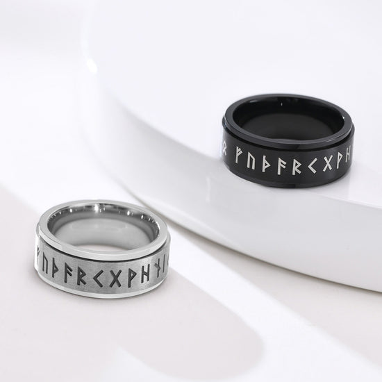 Présentation de deux bague anti-stress à anneau tournant Alphabet Viking couleur argent et noir.