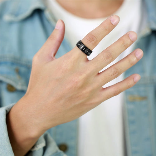 Bague anti-stress à anneau tournant Alphabet Viking couleur noire portée..