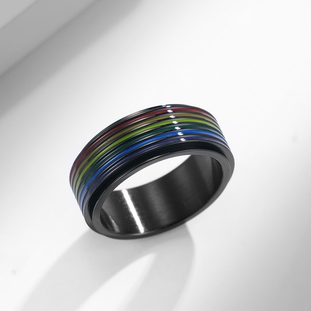 Bague anti-stress à anneau tournant arc-en-ciel couleur noire.