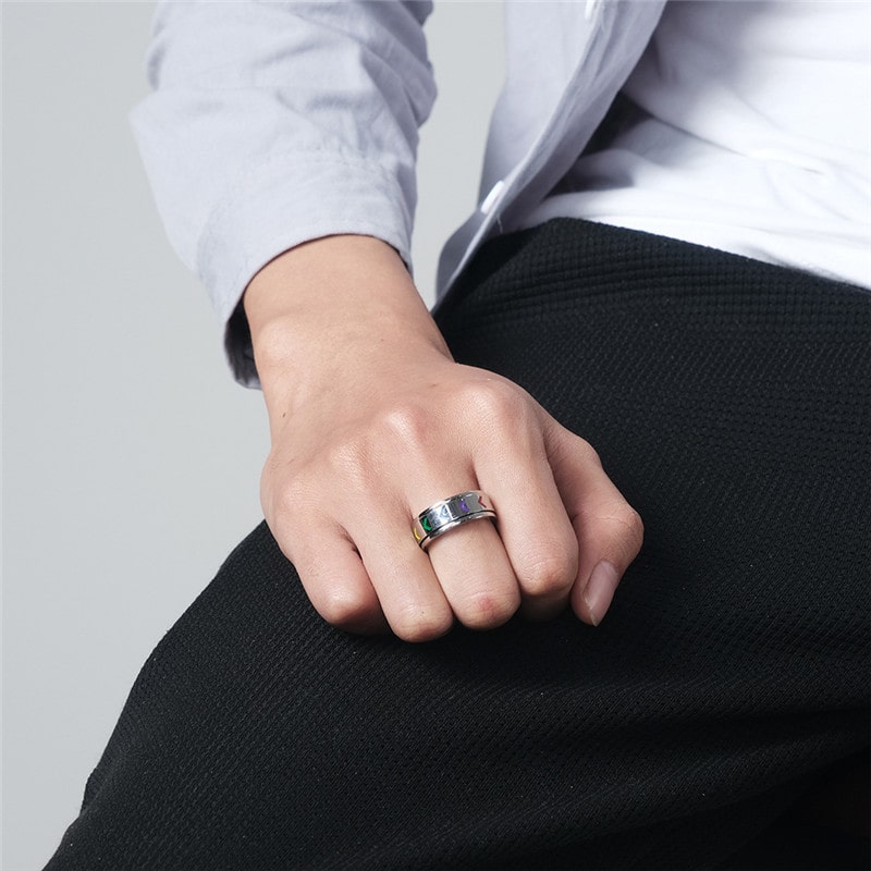 Bague anti-stress à anneau tournant Boost portée au doigt.