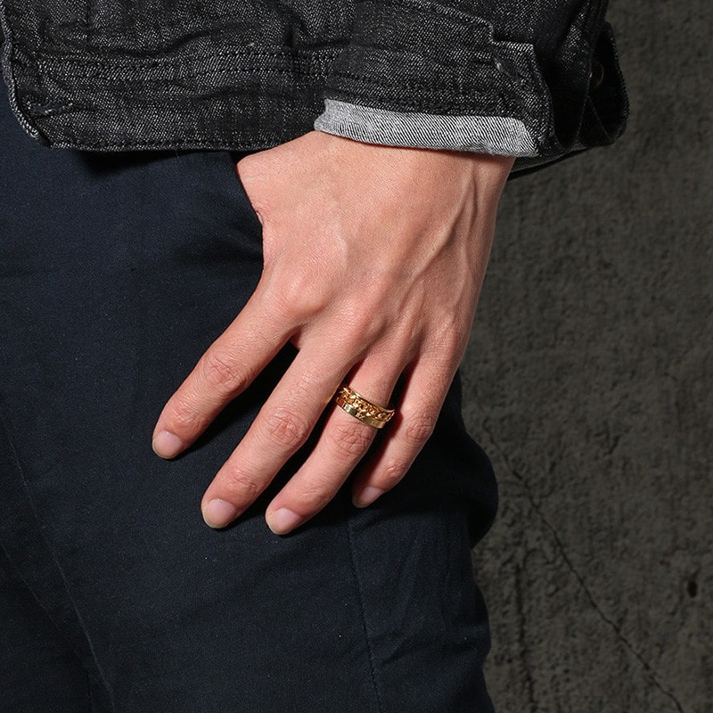 Bague anti-stress à anneau tournant Chaine Chiffrée portée au doigt.