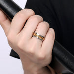 Bague anti-stress à anneau tournant Chaine Colorée portée au doigt.