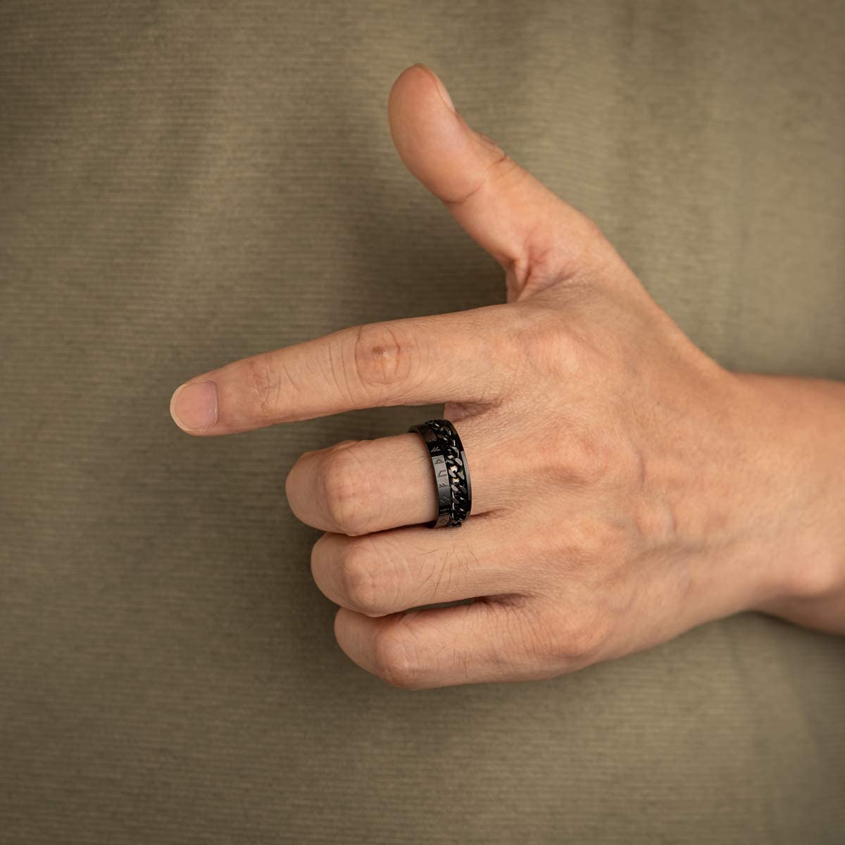 Bague anti-stress à anneau tournant Chaine Viking portée à la main.
