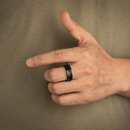 Bague anti-stress à anneau tournant Chaine Viking portée à la main.