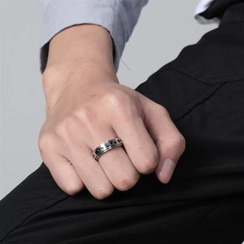 Bague anti-stress à anneau tournant Cœur portée à la main.