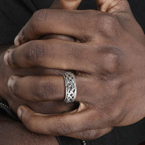 Bague anti-stress à anneau tournant Enchaîné couleur argent portée au doigt
