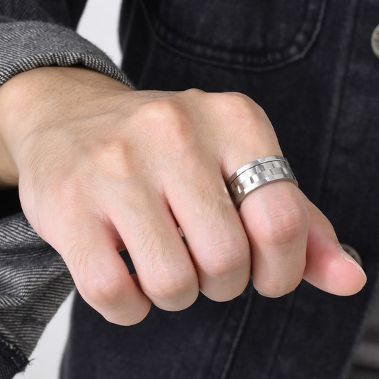 Bague anti-stress à anneau tournant Engrenage couleur argent portée au doigt