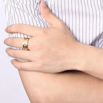Bague anti-stress à anneau tournant Engrenage couleur or portée au doigt