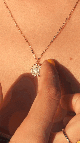 Un pendentif qui tourne, toujours à portée de main.